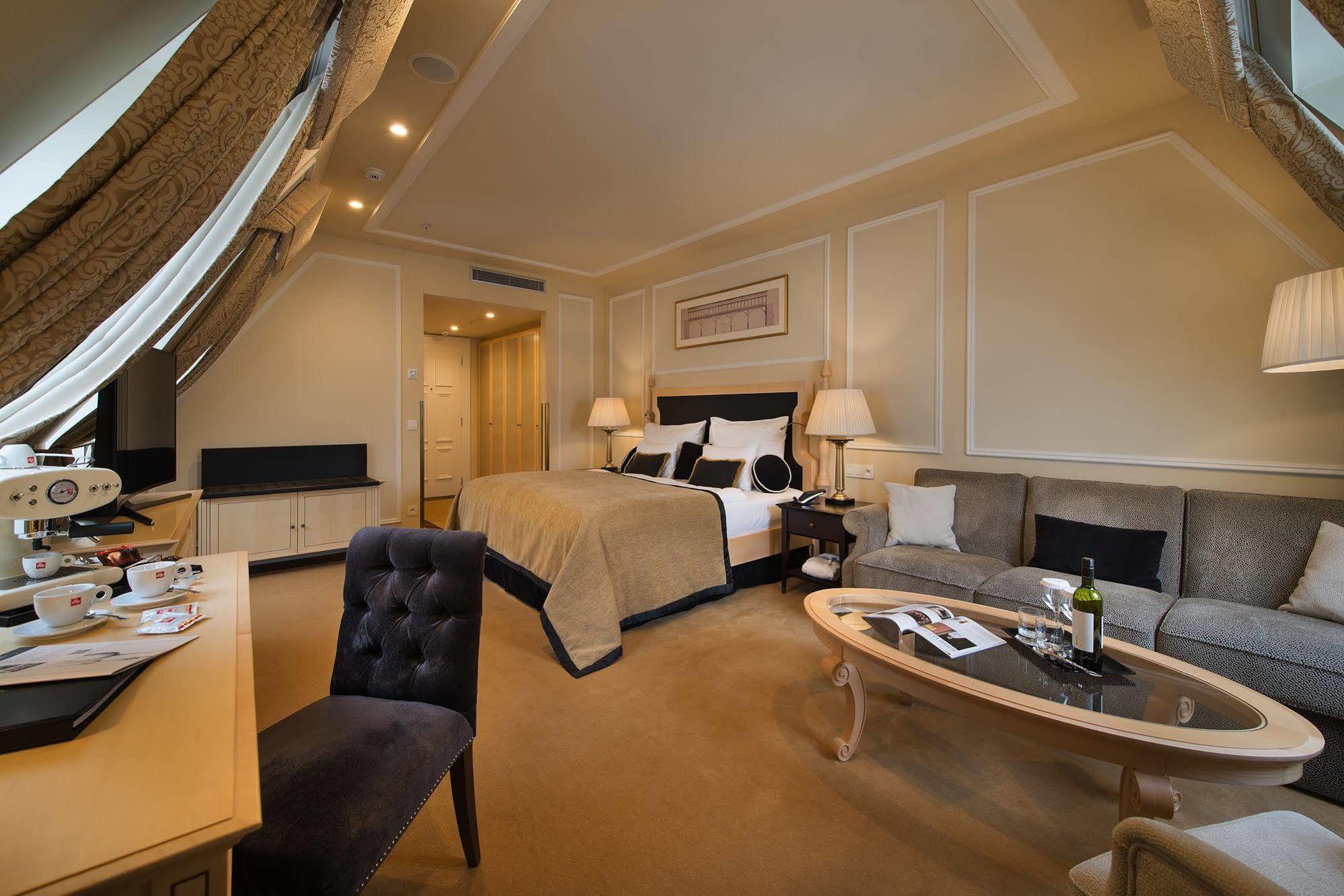 Wilson Palace By Loft บราติสลาวา ภายนอก รูปภาพ